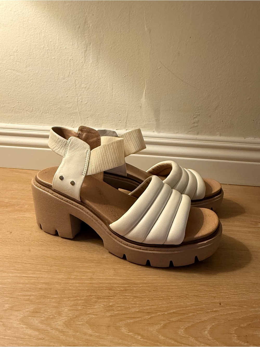 Comfy White Quilted Strap Chunky Platform Sandals with Tan Heel